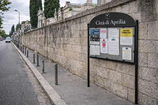 Installazione  Bacheca per affissioni modello Lounge 416 ELUX